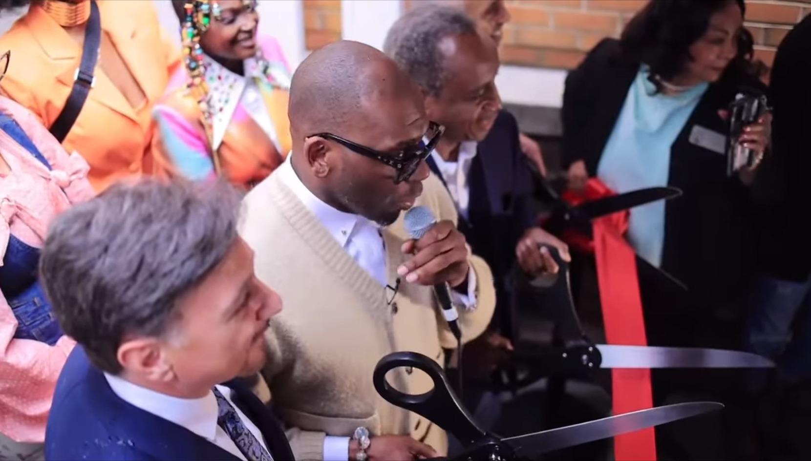 La méga-église de Jamal Bryant tient sa promesse vieille de plusieurs années avec l'ouverture d'une clinique médicale