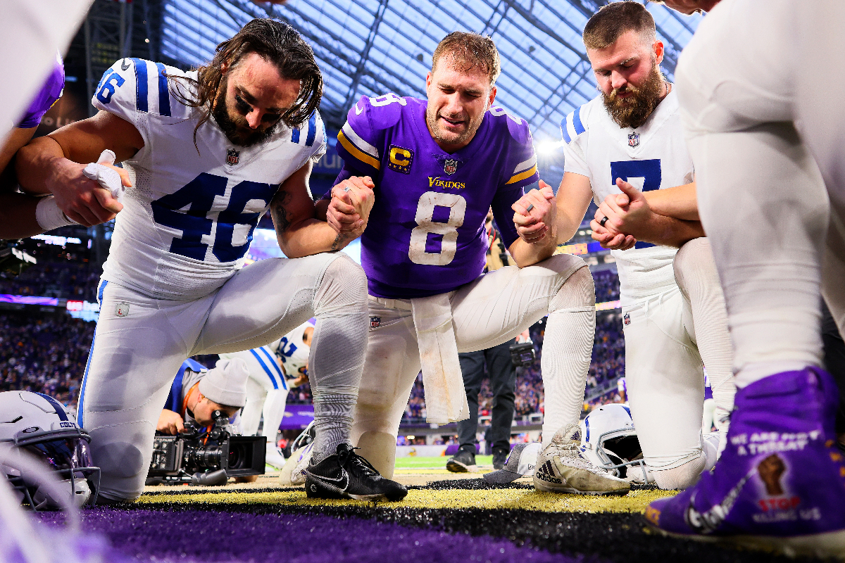 La star de la NFL, Kirk Cousins, s'abandonne à la volonté de Dieu après qu'une blessure ait mis fin à une saison prometteuse : "Ce n'est pas ma carrière"