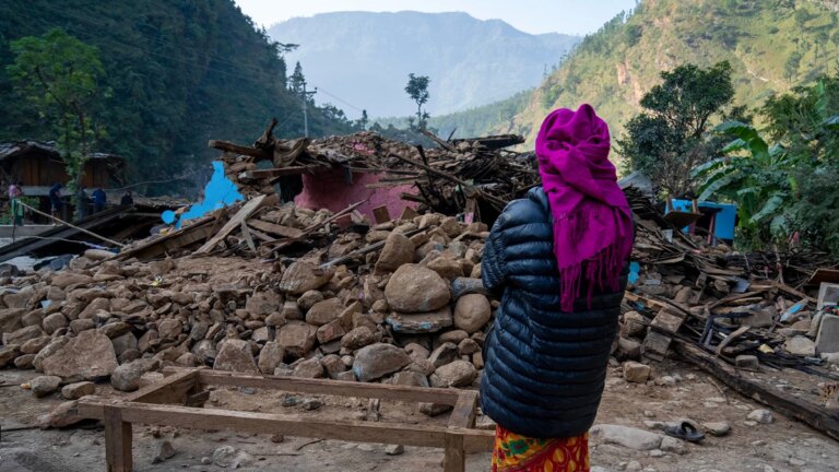 Le tremblement de terre au Népal détruit les églises rurales et les croyants réclament des secours immédiats