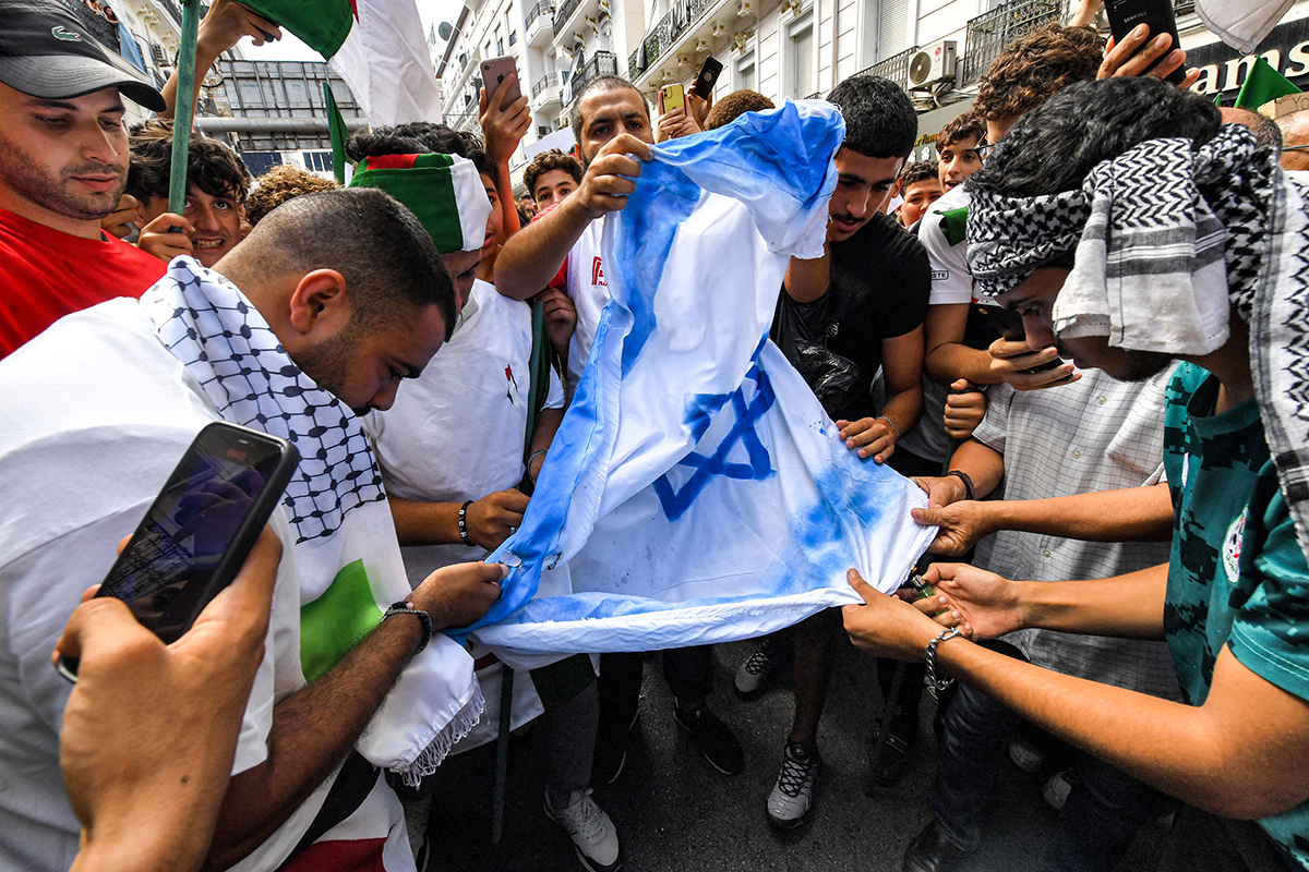 « Spectacle ignoble d'antisémitisme » : des lycéens mobilisent un professeur pour avoir assisté à un rassemblement pro-israélien