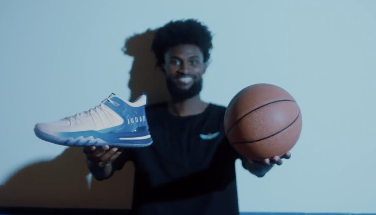 Un joueur de la NBA lance ses premières baskets de basket avec des versets bibliques visibles