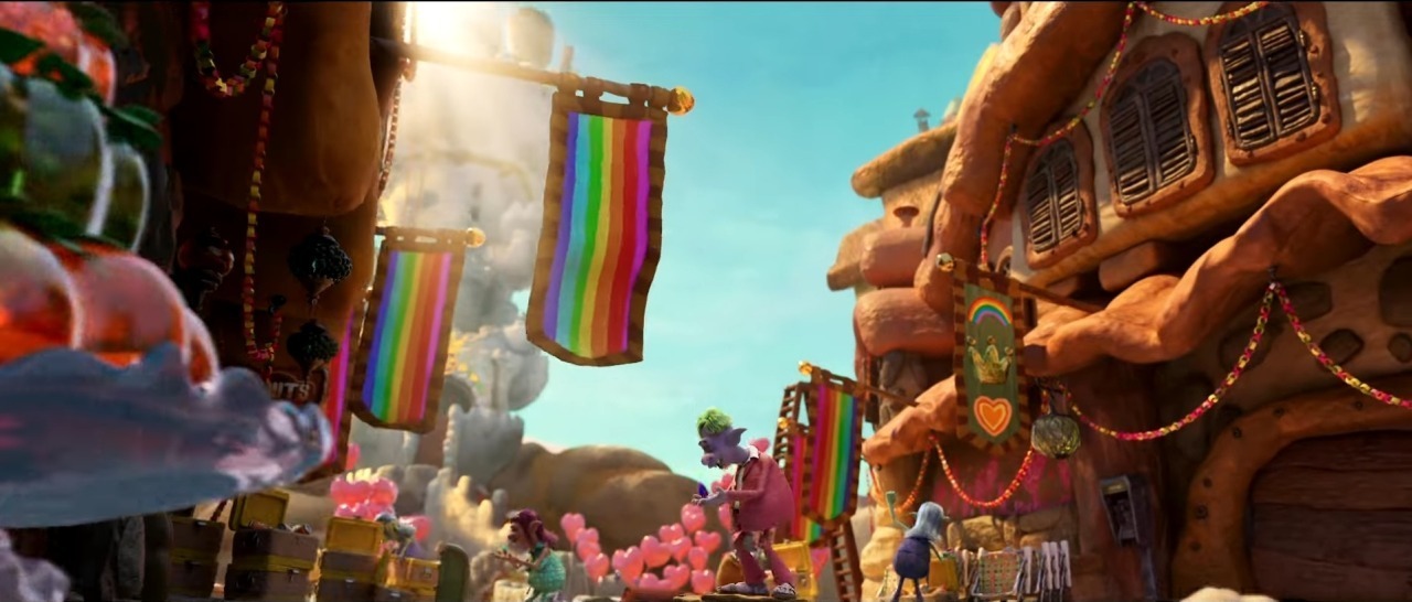 Drapeaux arc-en-ciel, RuPaul et Lance Bass : les symboles LGBT abondent dans « Trolls Band Together »
