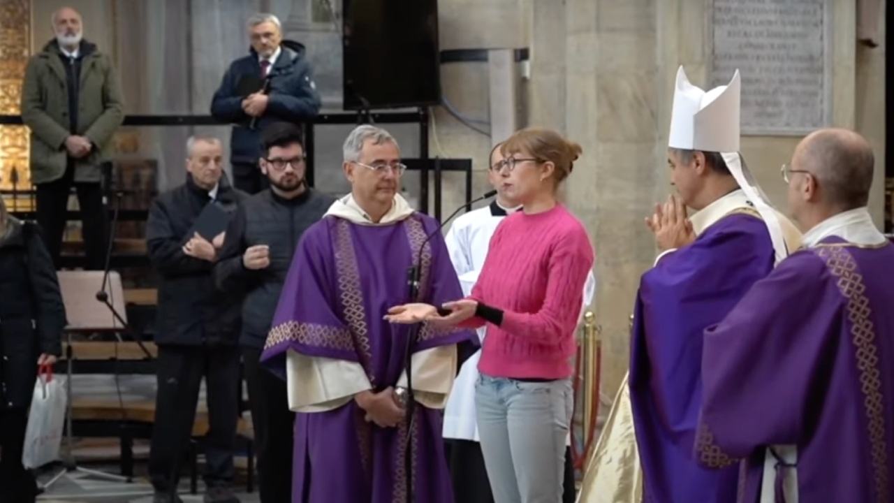 Des militants interrompent la messe catholique en lisant les écrits du pape François sur le climat