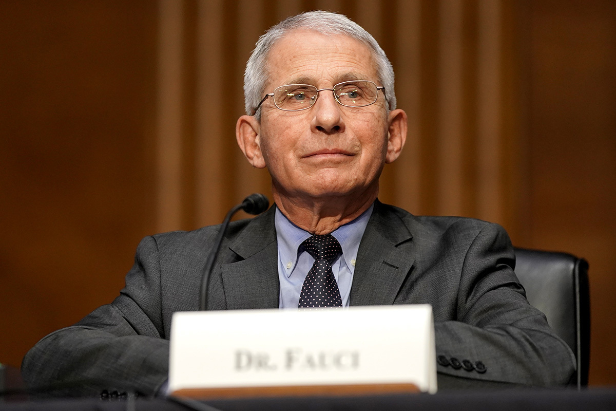 Fauci est critiqué pour avoir déclaré que la foi catholique était « une chose que je n'ai pas besoin de faire » ; les critiques le qualifient de « carrément satanique »