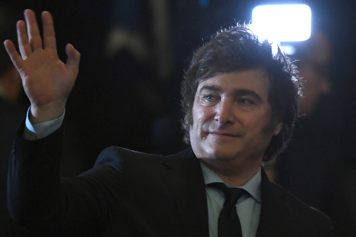 Leader évangélique parmi un groupe interreligieux priant pour le président Javier Milei