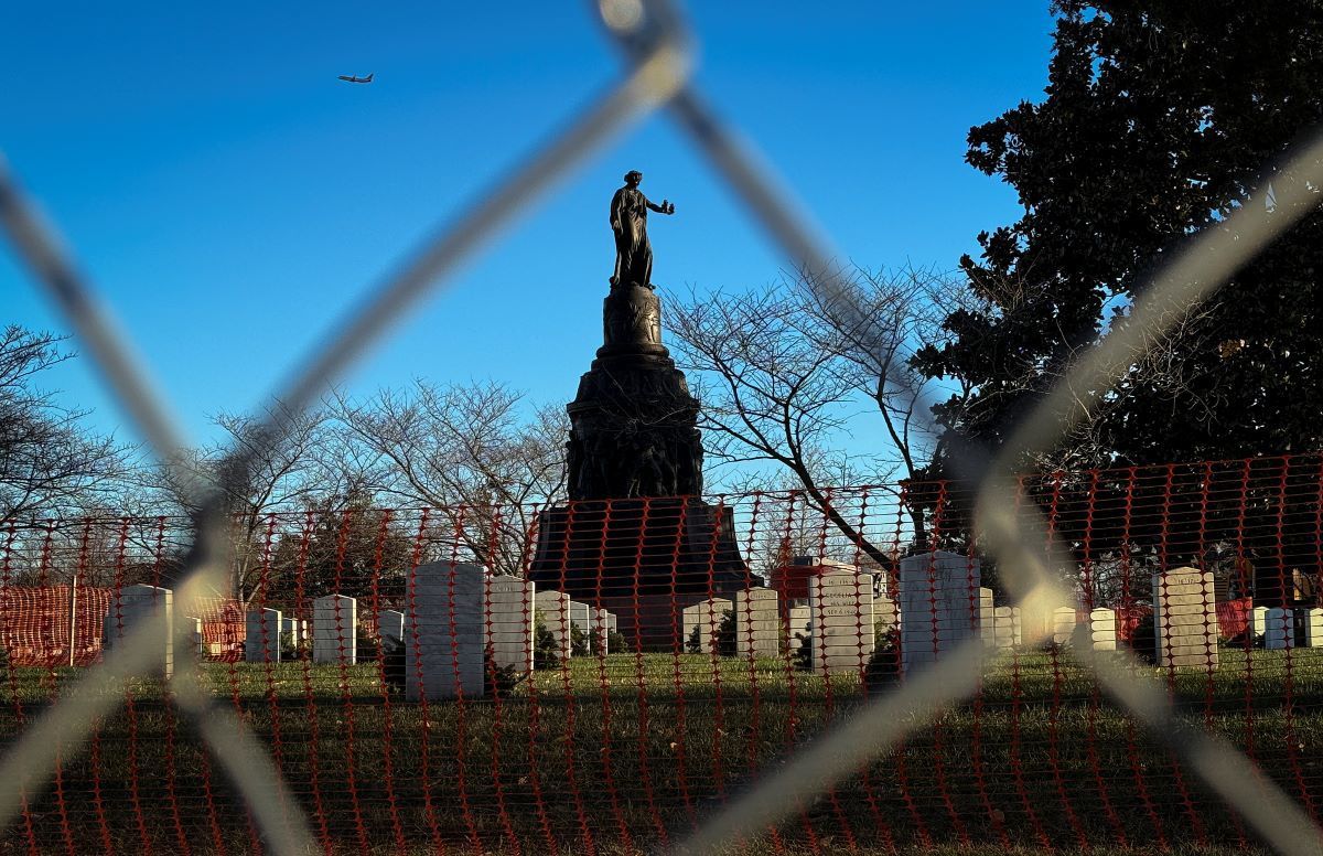 Le juge suspend temporairement le retrait du monument de réconciliation au cimetière national d'Arlington