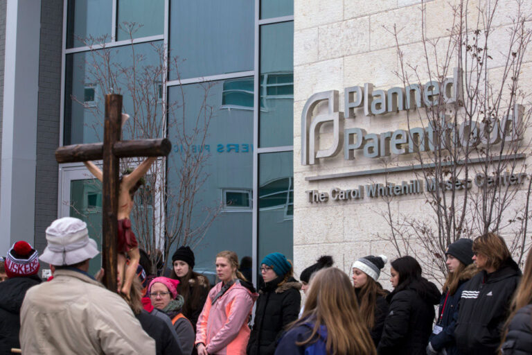 Les collèges chrétiens ont accru leur soutien au Planned Parenthood et à l’avortement après l’inversion de Roe : étude