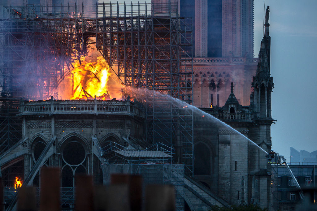 Plus de 125 000 personnes signent une pétition pour protester contre le projet de remplacement des vitraux historiques de Notre-Dame