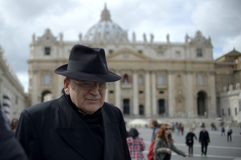 Le cardinal Raymond Burke dit qu’il est « toujours en vie » après sa première rencontre avec le pape François en 7 ans