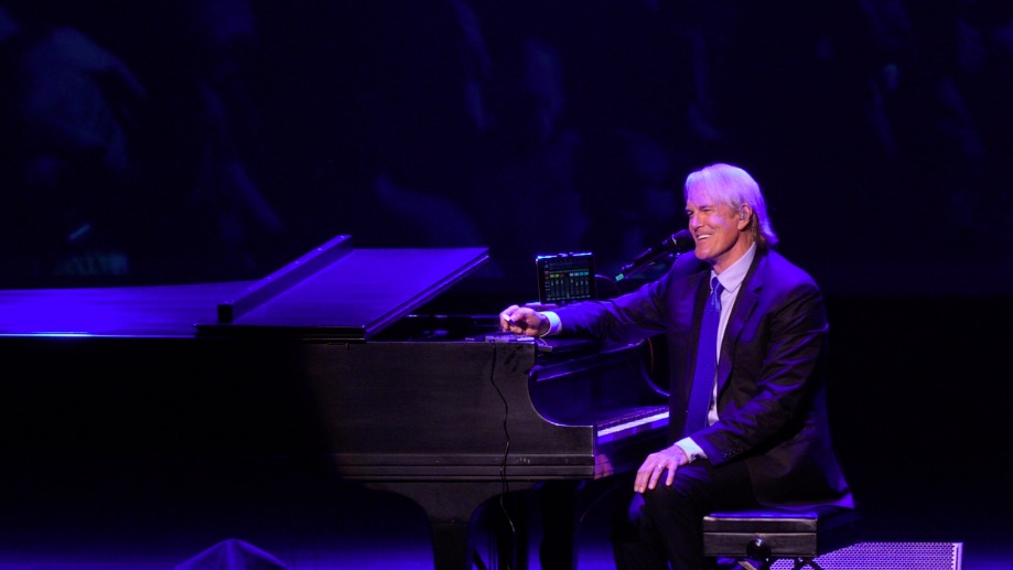 John Tesh dit que s'immerger dans les Écritures a joué un rôle clé dans la guérison du cancer : "Le diable s'en prend à votre esprit"