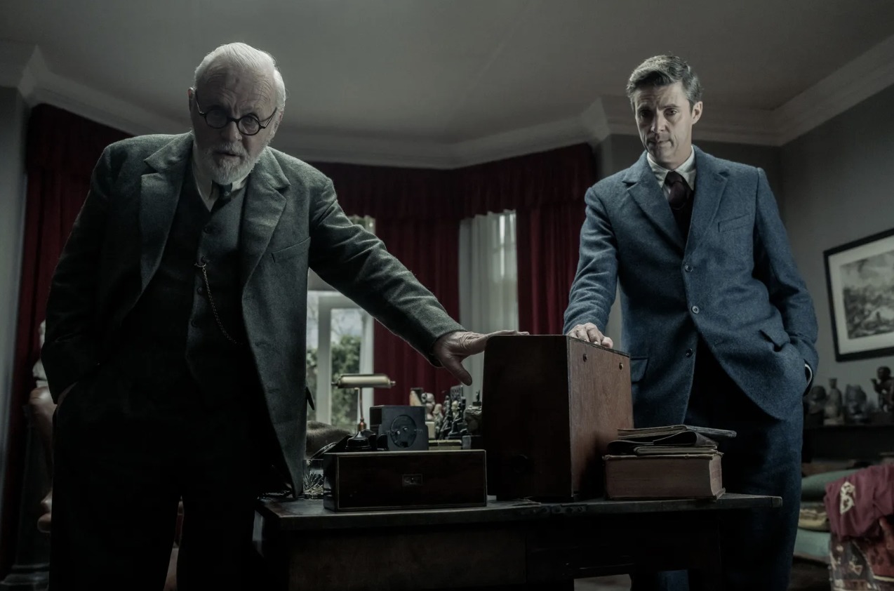 La star de "Freud's Last Session" joue CS Lewis aux côtés d'Anthony Hopkins, la "beauté" de l'écriture du célèbre apologiste