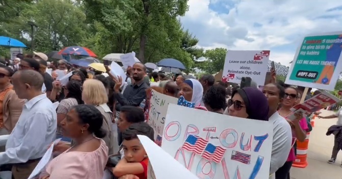 Les parents musulmans exigent que le district scolaire leur permette de retirer leurs enfants des cours LGBT