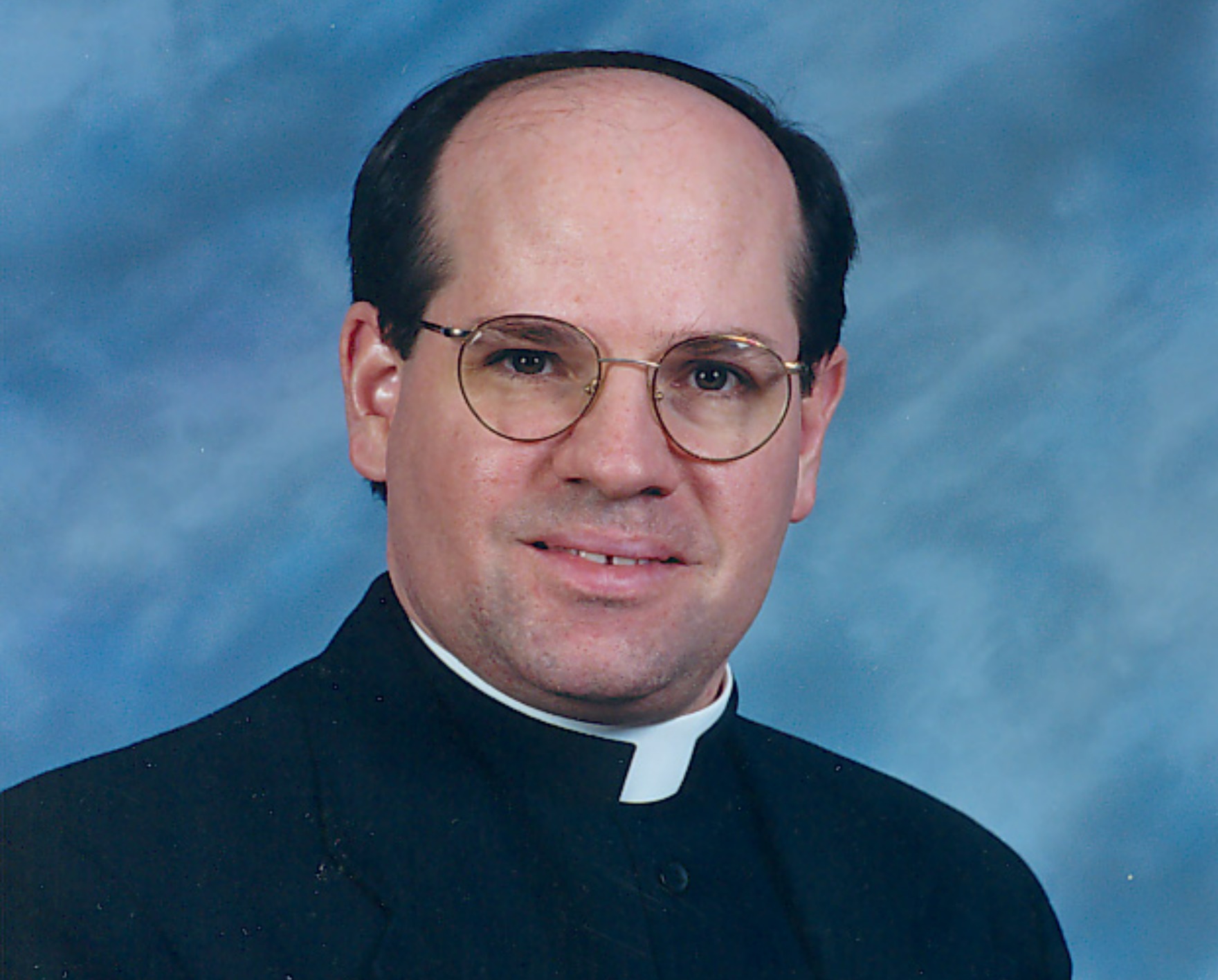 Les paroissiens pleurent après qu’un prêtre du Nebraska ait été mortellement poignardé dans un presbytère