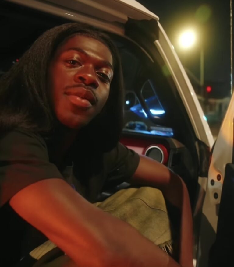 Lil Nas X dit qu’entrer dans son « ère chrétienne » ne signifie pas que sa sexualité a changé