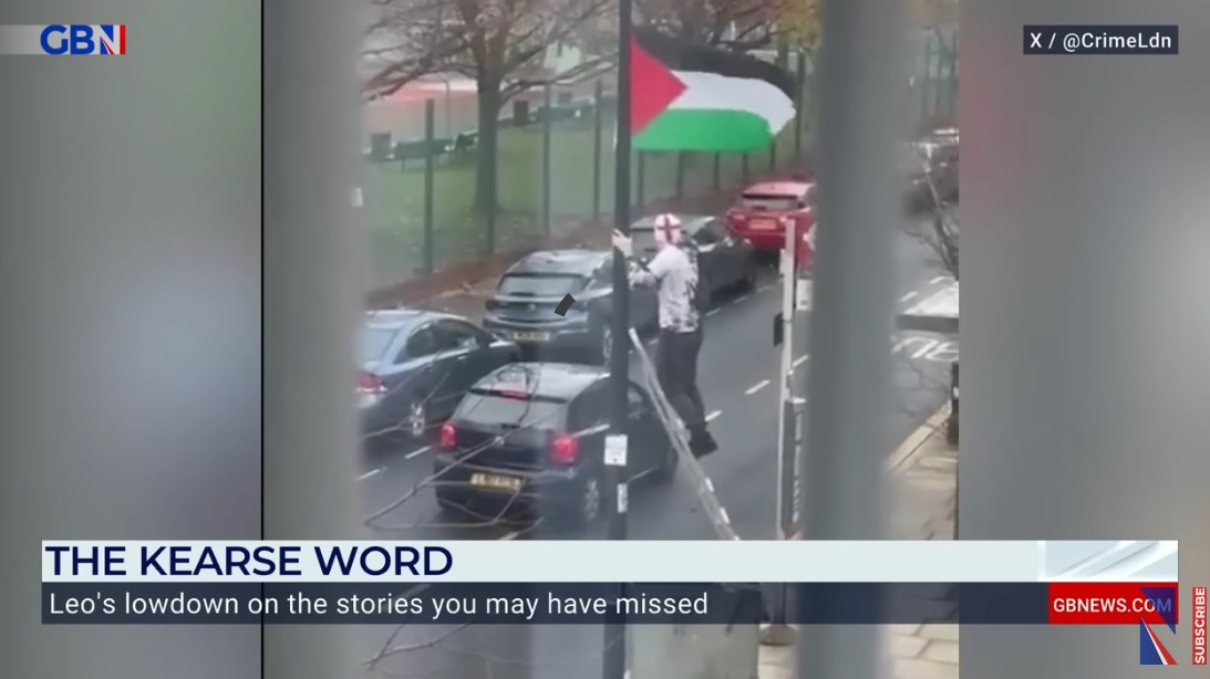 Un Britannique portant une tenue Crusader a été attaqué après avoir démonté le drapeau palestinien dans un quartier de Londres