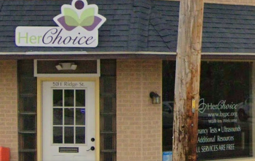 Un « socialiste » non binaire plaide coupable du vandalisme d’un centre de grossesse pro-vie : « Abandonnez Dieu »