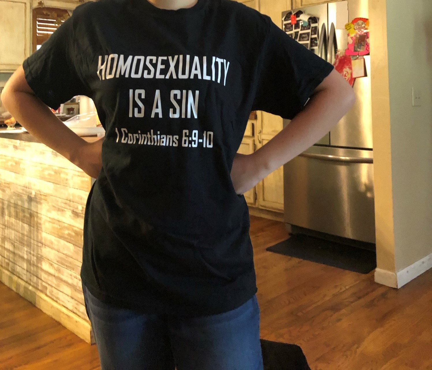 Un élève renvoyé chez lui pour avoir porté une chemise « l'homosexualité est un péché » reçoit un paiement du district scolaire
