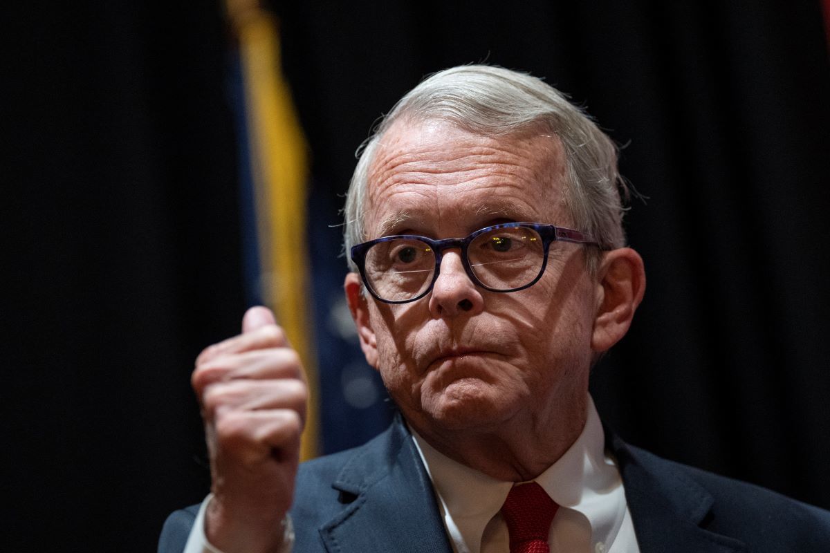 « Les enfants vont en payer le prix » : des groupes chrétiens critiquent le veto de Mike DeWine sur l'interdiction de la chirurgie trans