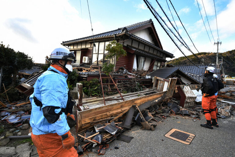 De puissants tremblements de terre tuent au moins 57 personnes et détruisent des centaines de maisons et de bâtiments au Japon