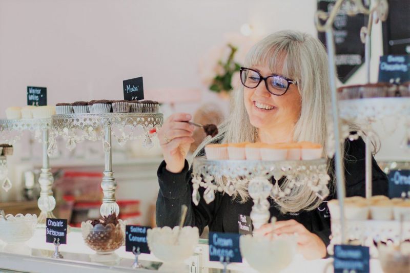 Un boulanger chrétien poursuit son combat juridique des années après avoir refusé de préparer un gâteau pour un mariage lesbien