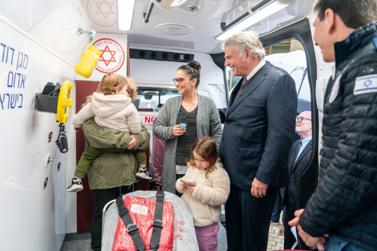 Franklin Graham consacre 14 ambulances aux médecins israéliens tués par le Hamas