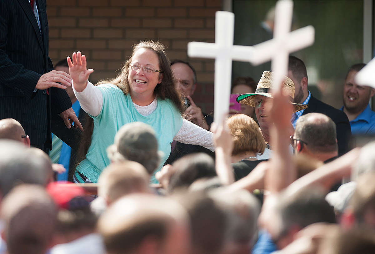 Kim Davis cherche à annuler le verdict lui ordonnant de payer des dommages et intérêts à un couple de même sexe