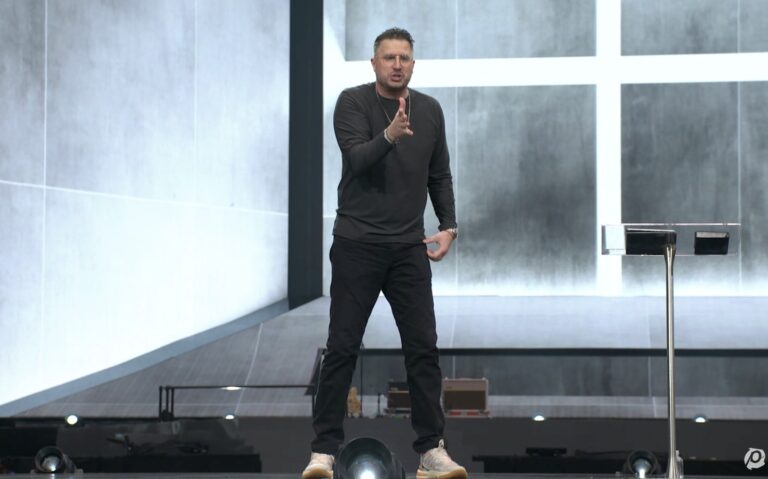 Passion 2024 : Jonathan Pokluda dénonce le « christianisme tiède » et déclare que Jésus est le seul chemin vers Dieu dans l’ère de la « nouvelle tolérance »