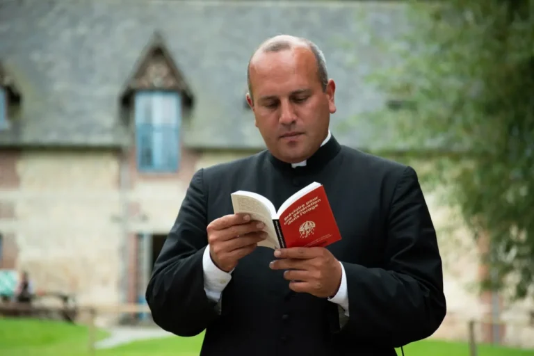 Qui est lʼabbé matthieu raffray ?