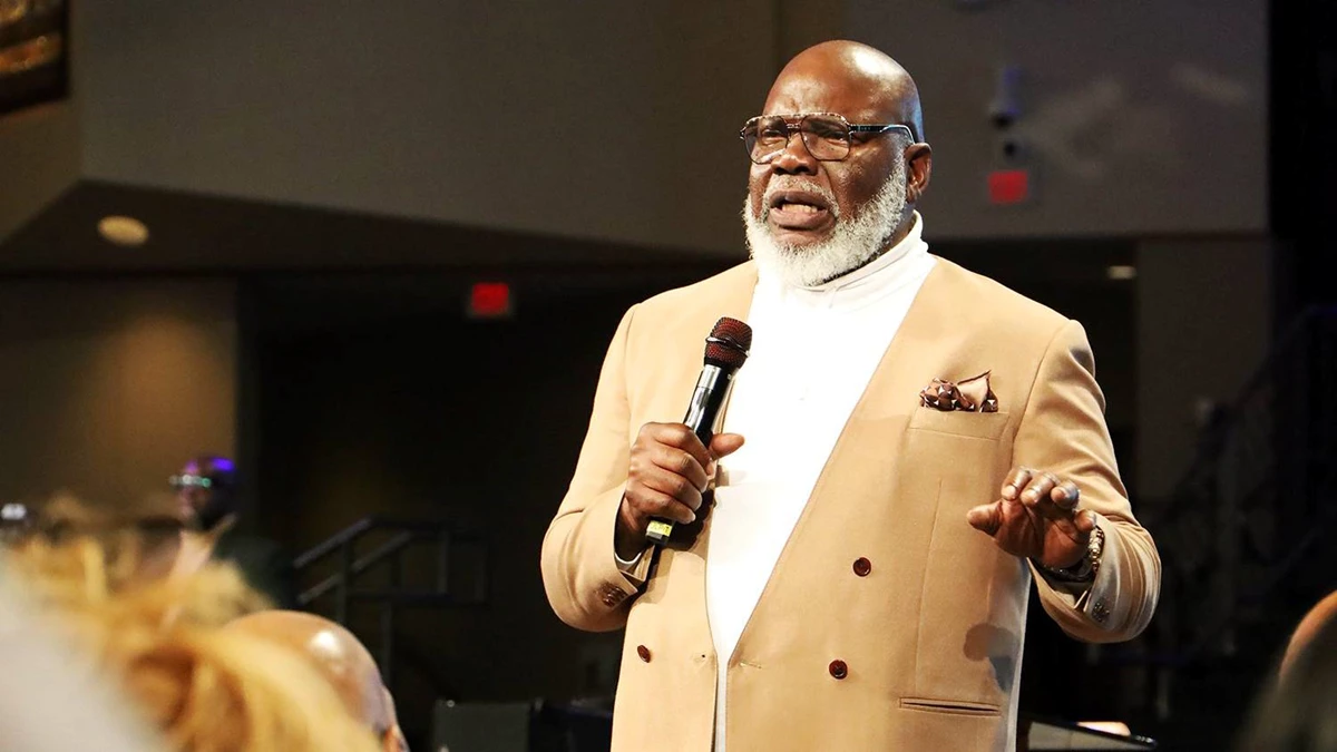 TD Jakes continue de prêcher le réveil après avoir démenti les rumeurs
