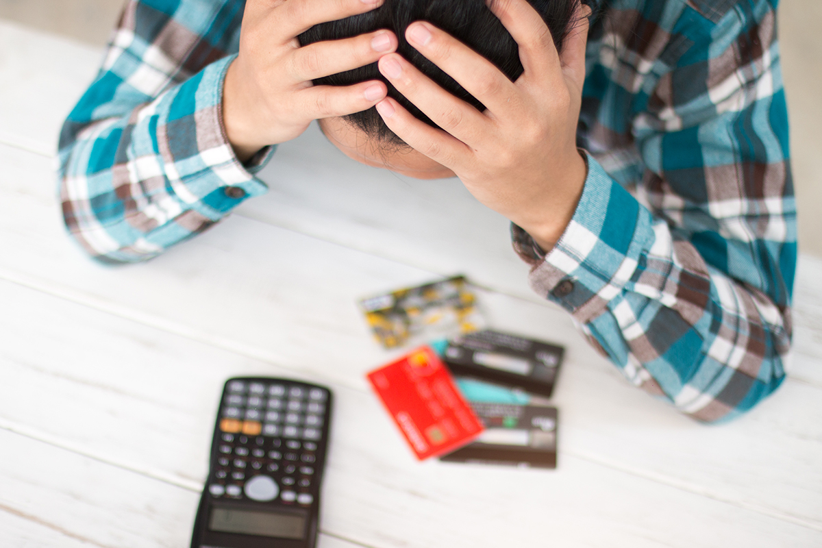 Embourbés dans les dettes, la majorité des jeunes adultes dépendent financièrement de leurs parents : Pew