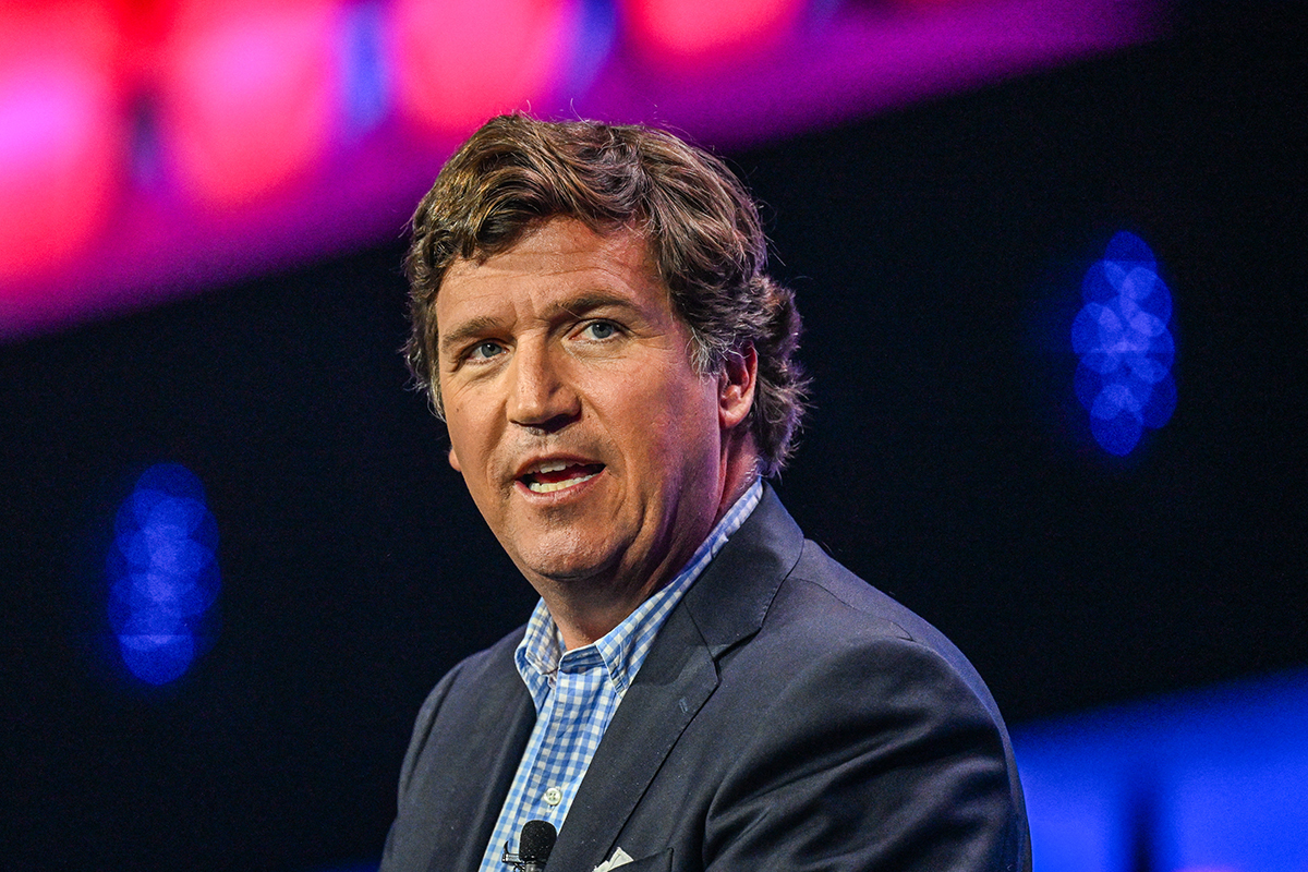 Les législateurs européens demandent des sanctions et une interdiction de voyager contre Tucker Carlson suite à une interview avec Poutine