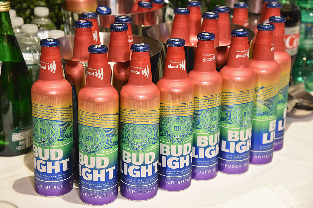 Trump demande aux conservateurs de se retirer du boycott de Bud Light et fait face à des représailles