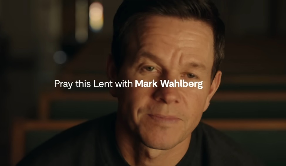 Mark Wahlberg fait équipe avec l'acteur de "The Chosen" Jonathan Roumie pour une publicité pour le Super Bowl