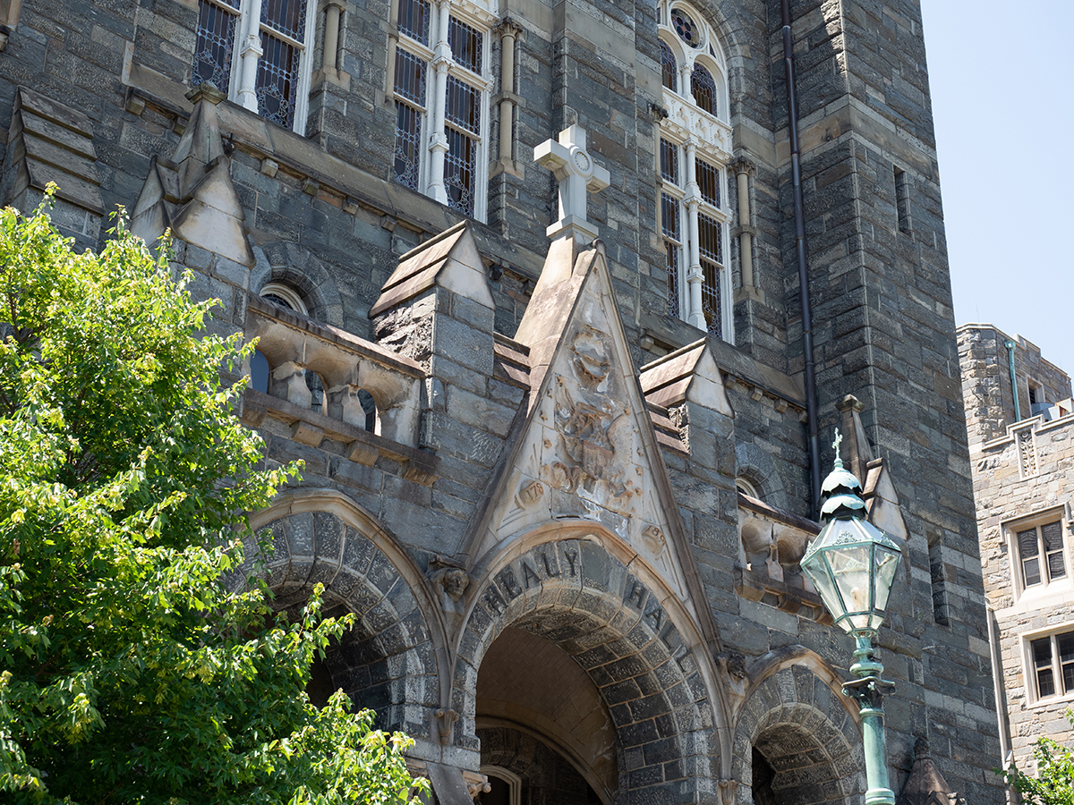 Les étudiants de Georgetown se moquent du mercredi des Cendres en dessinant des mégots sur le front pour célébrer le « mercredi A** »