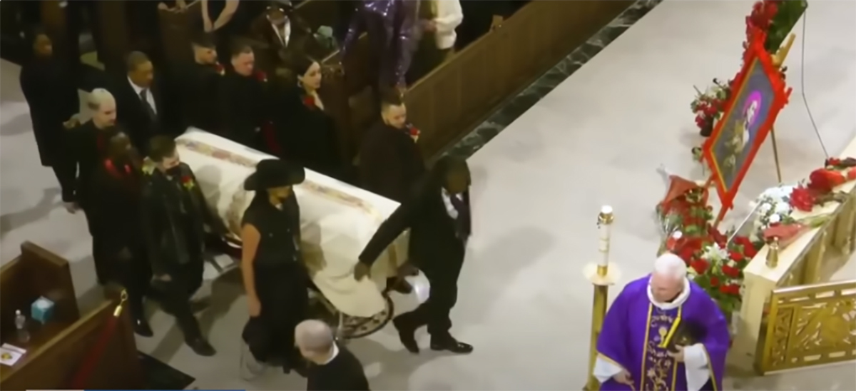 La cathédrale Saint-Patrick célèbre une messe de réparation après que les funérailles d'un activiste trans ont suscité l'indignation : « fiasco sacrilège »