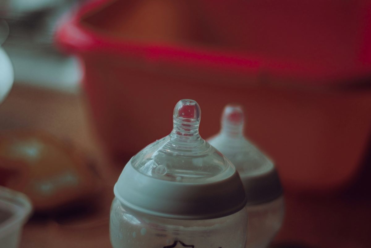 Le NHS Trust affirme que le lait des hommes est « comparable » au lait maternel des femmes pour les bébés