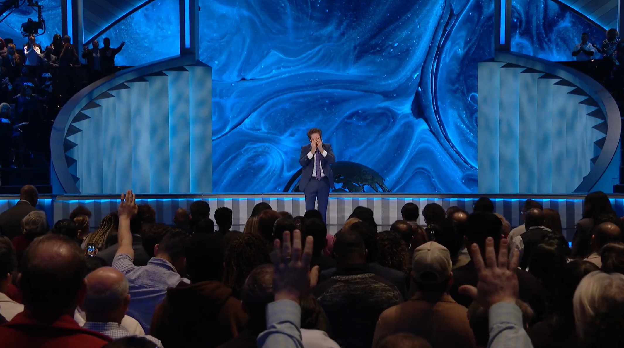 Joel Osteen pleure pendant la prière pour un garçon de 7 ans touché à la tête à l'église de Lakewood