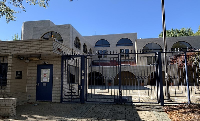 L'aviateur qui s'est incendié devant l'ambassade israélienne a grandi dans un complexe religieux controversé