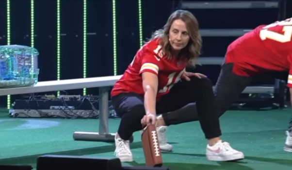 Le pasteur d’une méga-église de l’Ohio lance la Bible hors de la scène lors du service dominical du Super Bowl