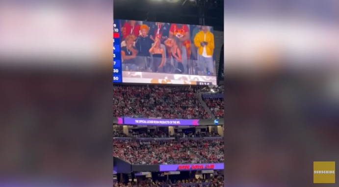 Snopes qualifie le symbole des « cornes du diable » du Super Bowl d'Ice Spice d'« inoffensif », admet qu'elle portait une croix inversée