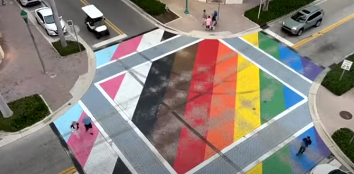 Un adolescent accusé de crime pour avoir laissé des traces de pneus à l'intersection de la fierté LGBT