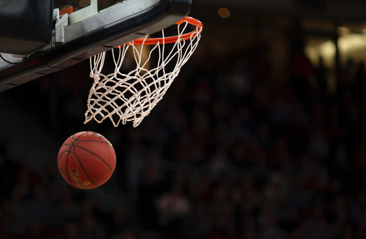 L'entraîneur de basket-ball féminin s'exprime après avoir déclaré forfait contre une équipe avec un joueur trans