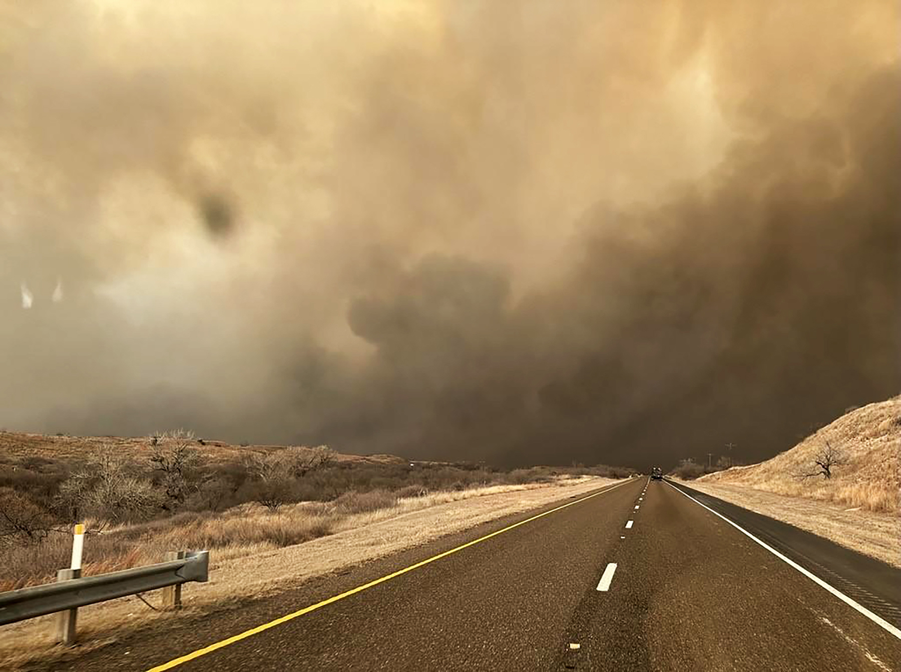 Des groupes chrétiens apportent du secours alors que les pompiers luttent contre le plus grand incendie de forêt de l'histoire du Texas