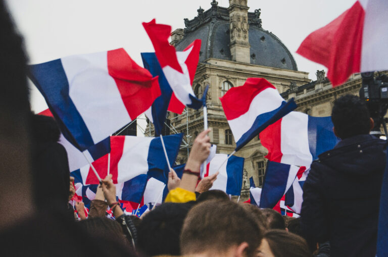 La France devient le premier pays à inscrire l'avortement dans sa constitution : « Liberté garantie »
