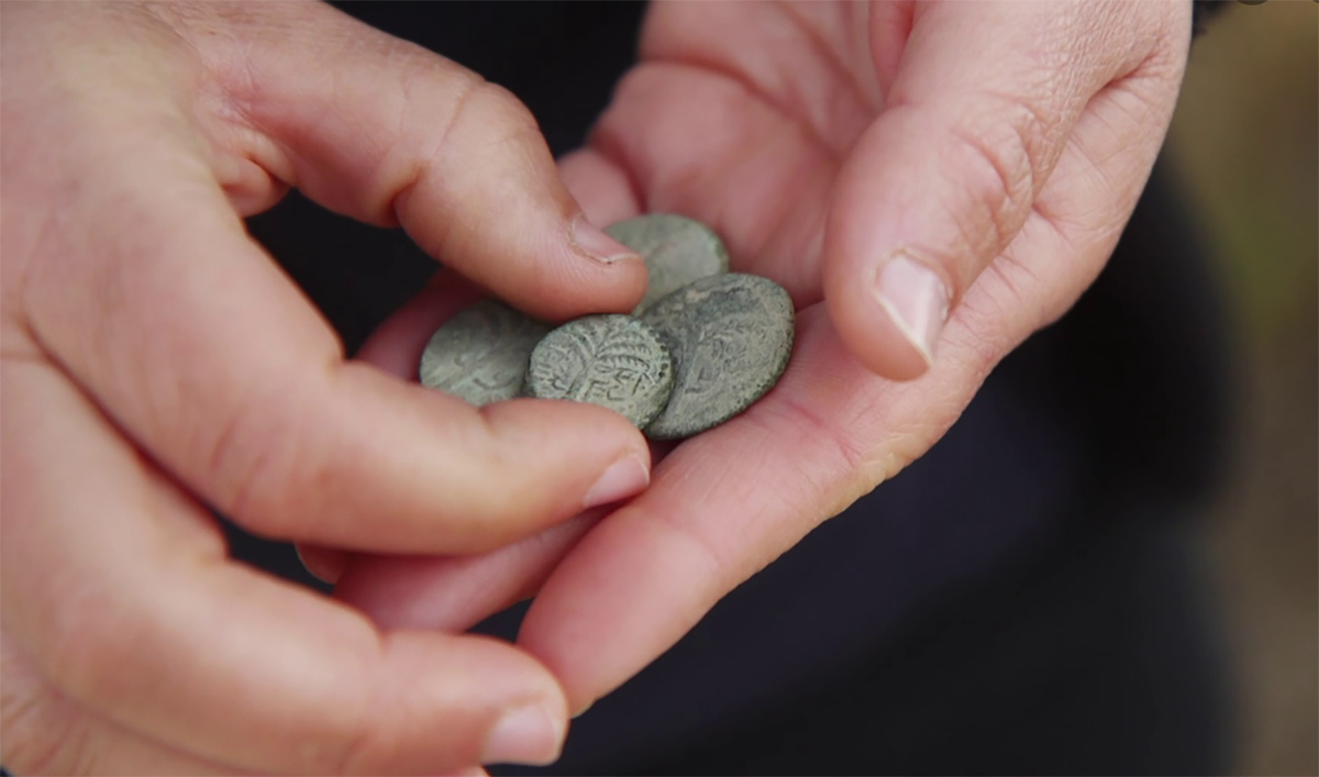 Des archéologues découvrent une pièce de monnaie rare du IIe siècle avec une inscription en hébreu dans le désert de Judée