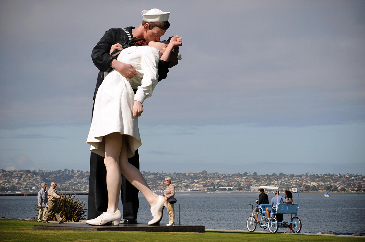 La petite-fille d'une infirmière dans un baiser emblématique sur la photo du VJ Day s'exprime