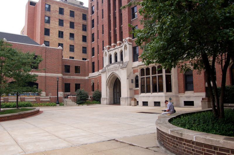 Le procès pour discrimination sexuelle du Moody Bible Institute peut se poursuivre, selon la cour d'appel