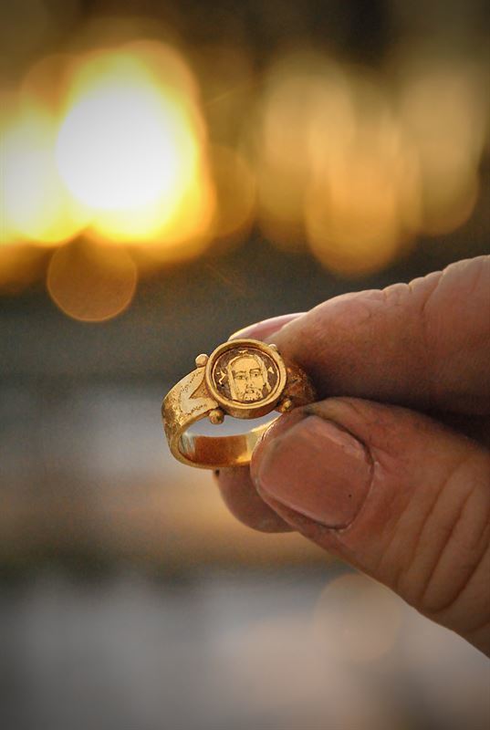 Des archéologues découvrent une bague ancienne avec le visage de Jésus inscrit dans un « état presque neuf »
