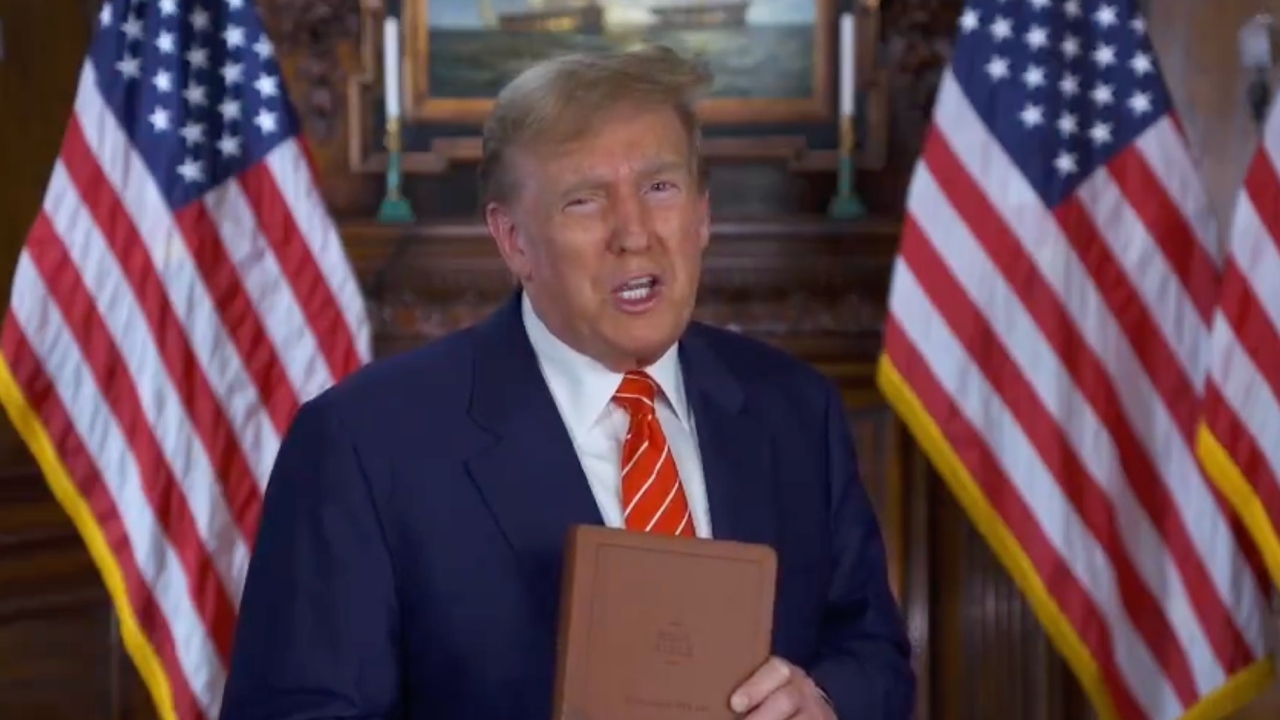 Trump déploie la Bible « Que Dieu bénisse les États-Unis » pendant la Semaine Sainte et prévient les chrétiens « assiégés »