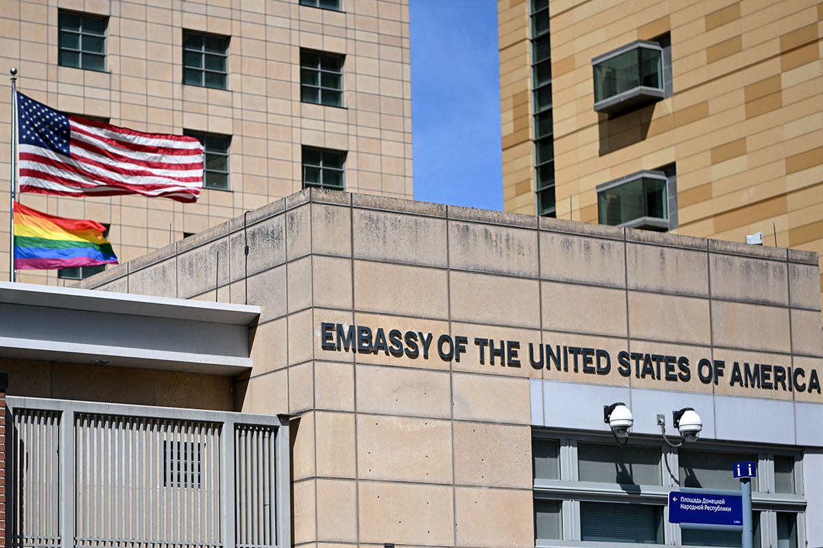 Biden s'engage à s'opposer à la disposition interdisant les drapeaux de la fierté dans les ambassades américaines